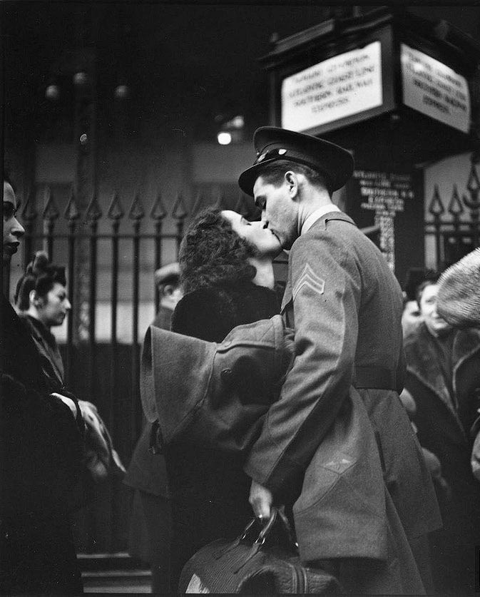 二戰(zhàn)美軍與愛(ài)人吻別照
