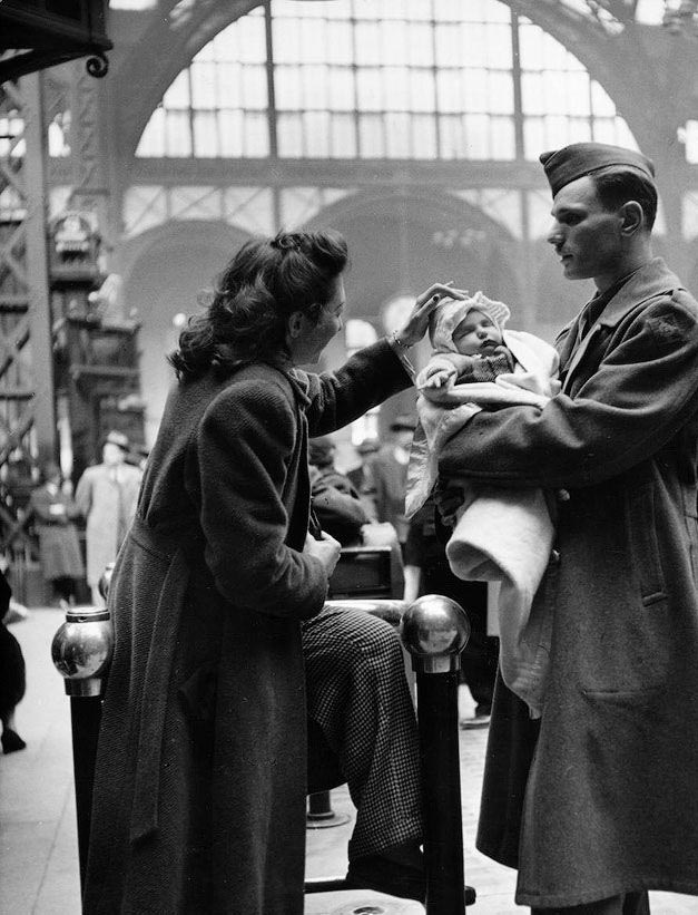 二戰(zhàn)美軍與愛人吻別照