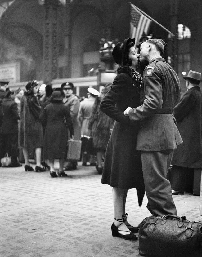 二戰(zhàn)美軍與愛人吻別照