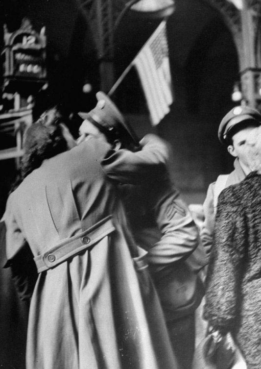 二戰(zhàn)美軍與愛人吻別照