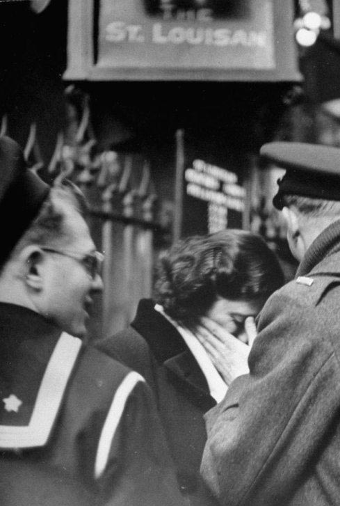 二戰(zhàn)美軍與愛(ài)人吻別照