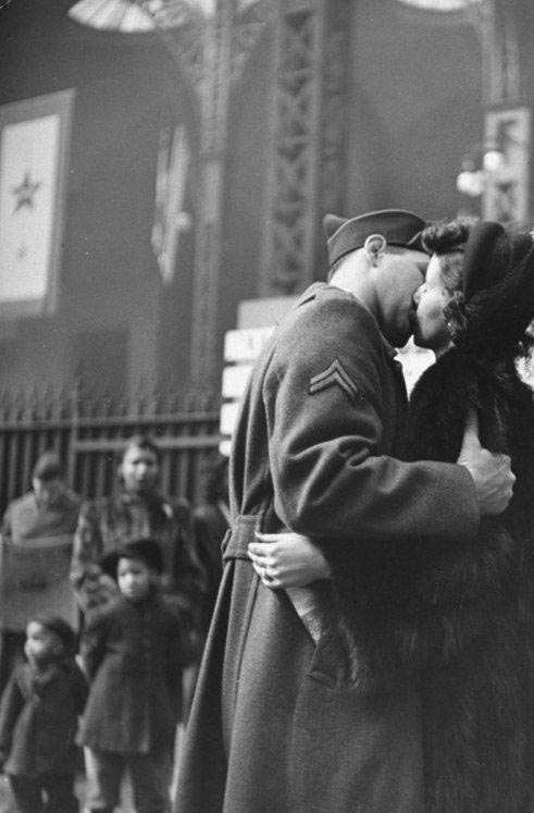 二戰(zhàn)美軍與愛人吻別照