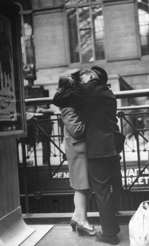 二戰(zhàn)美軍與愛(ài)人吻別照