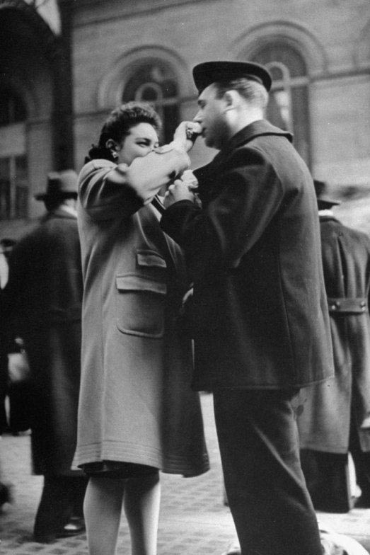 二戰(zhàn)美軍與愛(ài)人吻別照