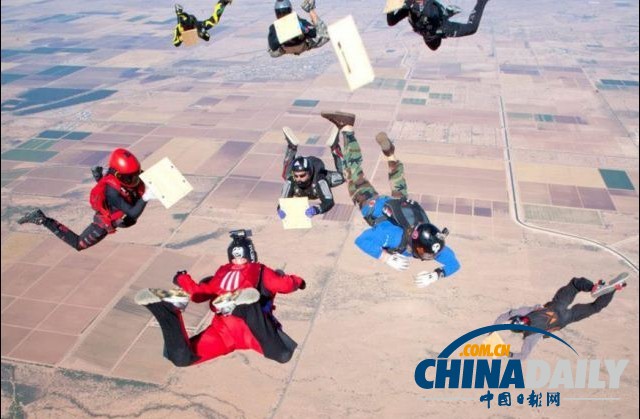 俄極限狂人珠峰躍下創(chuàng)新高 美跳傘教練空中劈板破紀(jì)錄