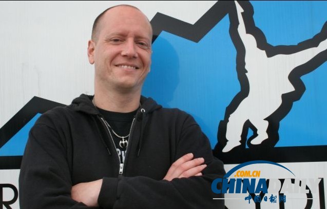 俄極限狂人珠峰躍下創(chuàng)新高 美跳傘教練空中劈板破紀(jì)錄