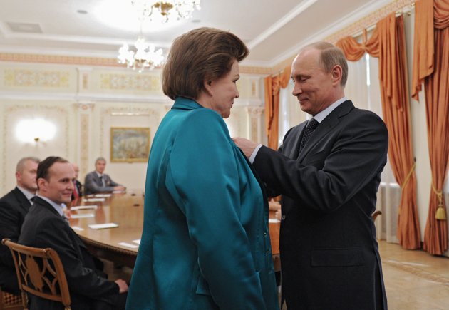 世界首位女航天員獲普京頒發(fā)獎(jiǎng)?wù)?曝險(xiǎn)些有去無回