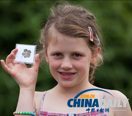 英女孩發(fā)現(xiàn)極其罕見五葉幸運草 出現(xiàn)概率兩萬分之一