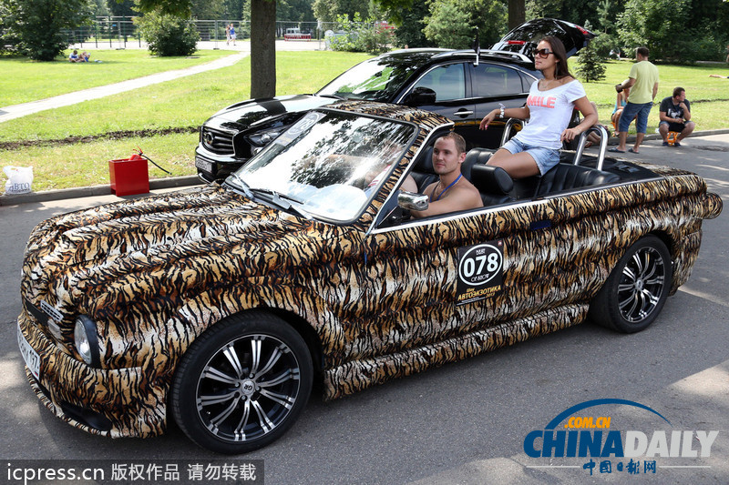 美艷火辣車(chē)模亮相俄羅斯露天改裝車(chē)展