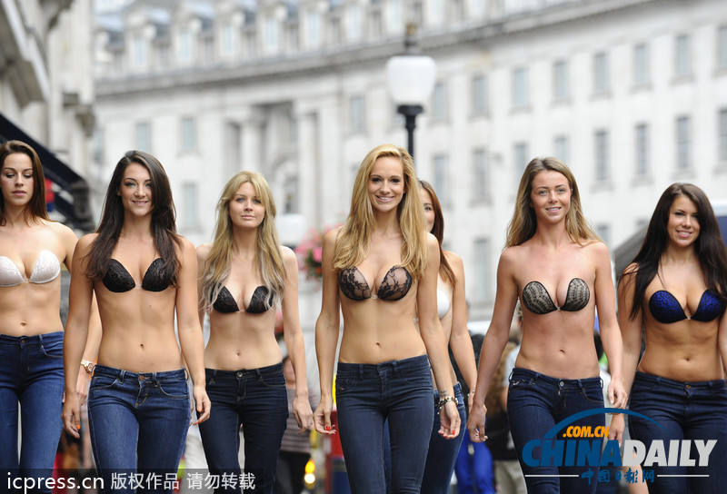 英國(guó)街頭性感女模上演火辣隱形文胸真人秀(組圖)