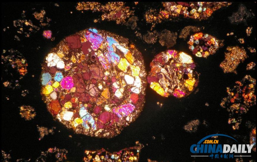 奇妙照片展現(xiàn)45億年前隕石內(nèi)部絢麗“萬花筒”(組圖)