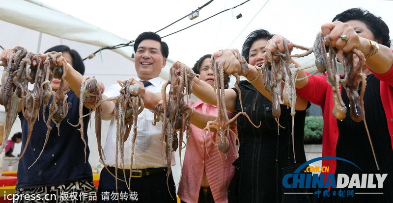 韓飲食節(jié)舉辦生吃魷魚比賽