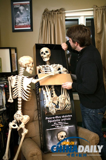 美作家與骷髏共同生活 同吃住感情深欲拍真人秀