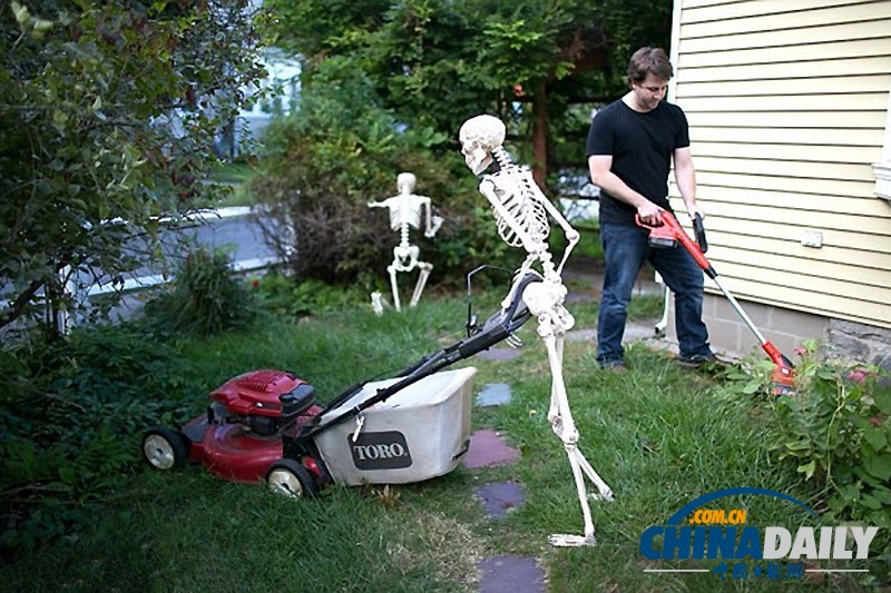 美作家與骷髏共同生活 同吃住感情深欲拍真人秀