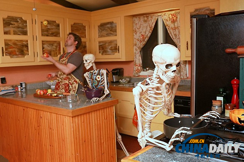 美作家與骷髏共同生活 同吃住感情深欲拍真人秀