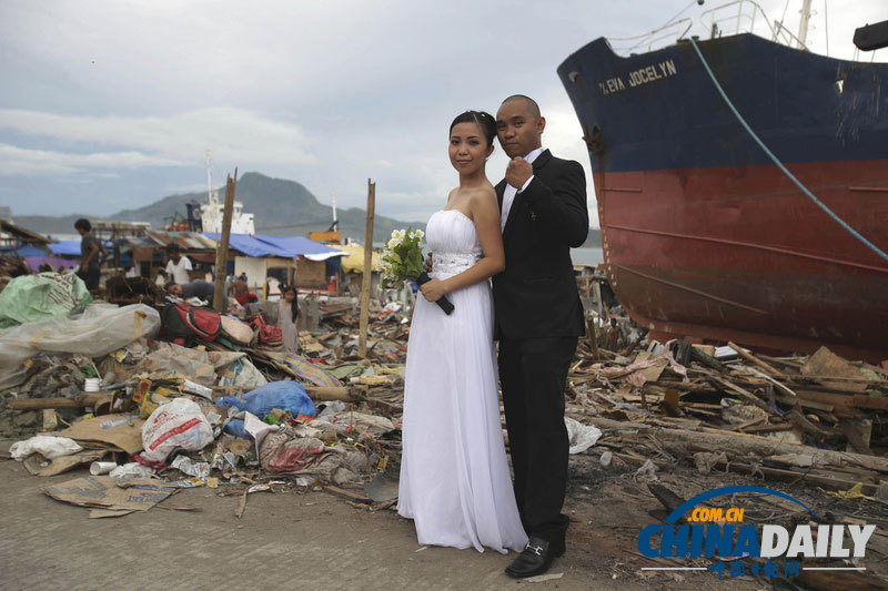 菲律賓伉儷于廢墟前結(jié)婚 鼓勵同胞堅(jiān)強(qiáng)面對困境