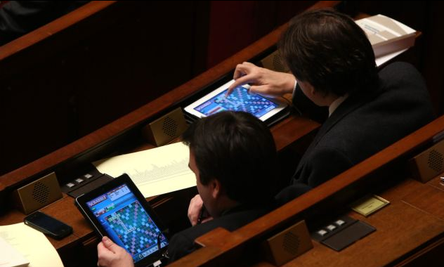 法國(guó)議員會(huì)上開(kāi)小差 玩拼字游戲被拍正著