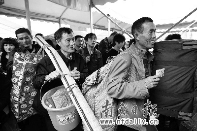 春運(yùn)實(shí)名制火車票今開訂 能否根除“黃牛黨”?