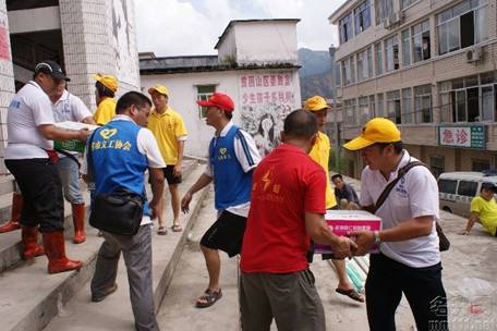 新華保險(xiǎn)第一時(shí)間響應(yīng)臺(tái)風(fēng)“凡亞比”災(zāi)情救援