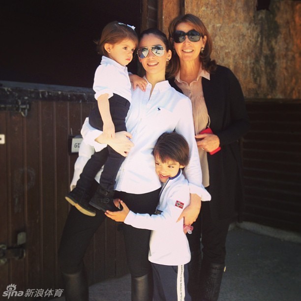 卡卡及女兒慶生 卡洛琳曬恩愛照