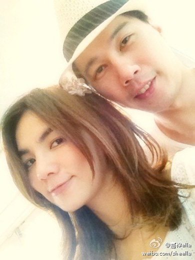 Ella與老公結(jié)婚一周年 發(fā)親密合照曬幸福