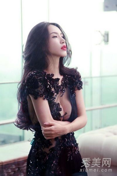 80后女星為博鏡頭上位 爆乳裝透視裝齊上陣