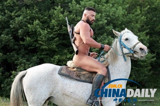 俄羅斯猛男雷人裝現(xiàn)身街頭 獲封男神GaGa