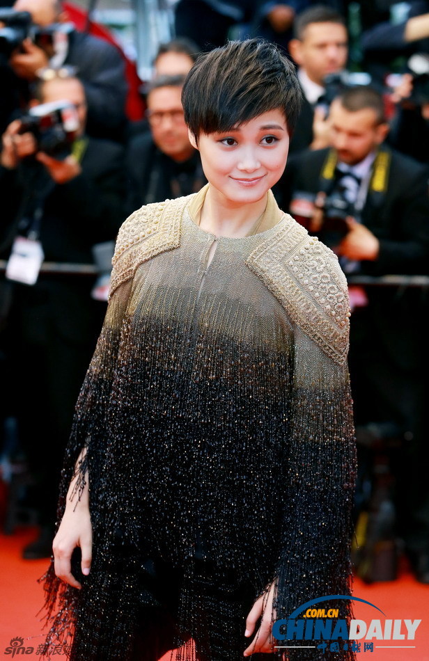 李宇春戛納再走紅毯 8公斤禮服展中性風(fēng)不失女人味