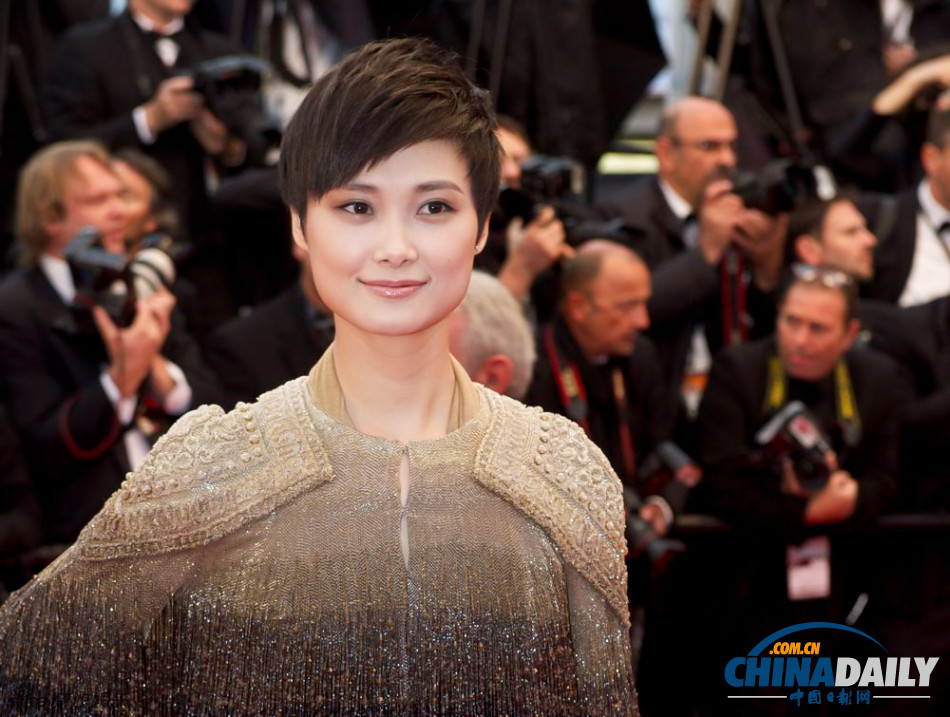 李宇春戛納再走紅毯 8公斤禮服展中性風(fēng)不失女人味