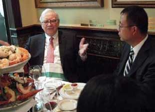 巴菲特午餐會定價縮水 網(wǎng)友:人變聰明不好忽悠了