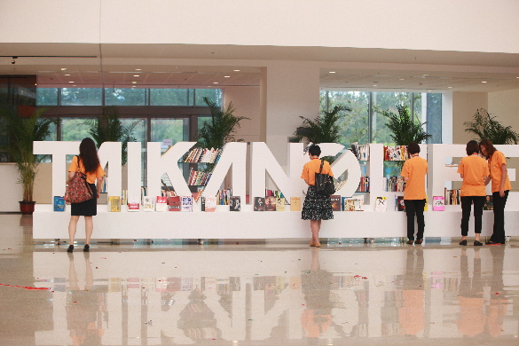 泰康人壽董事長(zhǎng)向全體員工贈(zèng)書(shū)