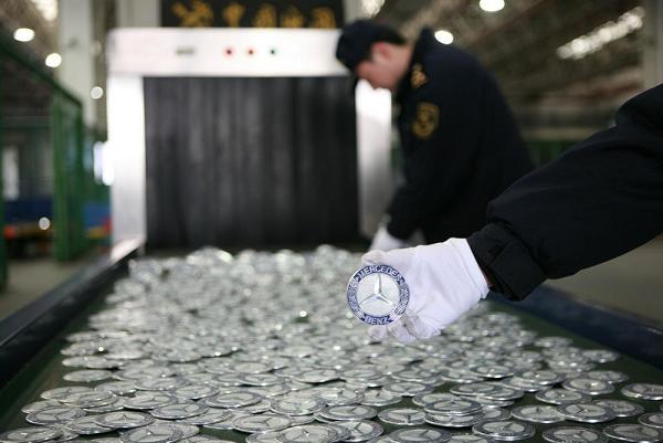 杭州海關(guān)查扣1600個涉嫌侵權(quán)奔馳車標