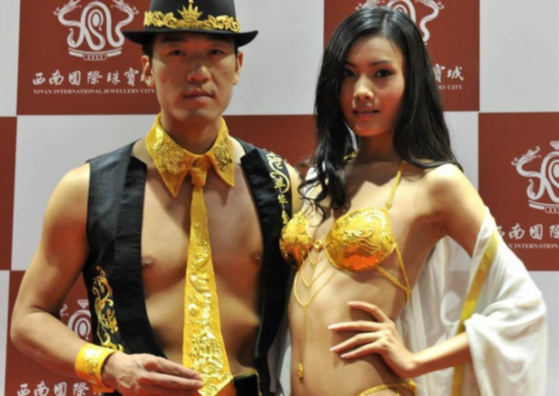 Gold underwear 土豪金iPhone 5s大賣催生黃金浴缸及內(nèi)衣