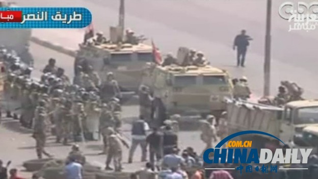埃及當(dāng)局向開羅穆爾西支持者營地派遣裝甲車（圖）