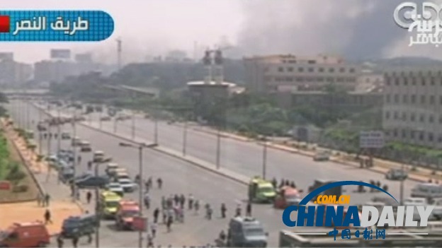 埃及當(dāng)局向開(kāi)羅穆?tīng)栁髦С终郀I(yíng)地派遣裝甲車（圖）