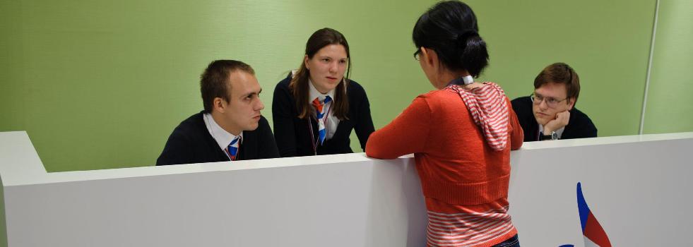 一名媒體工作人員在服務(wù)臺(tái)咨詢