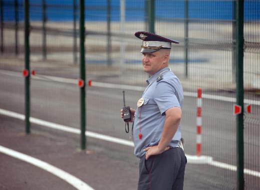 一名警察在APEC峰會會場入口關(guān)卡附近巡視