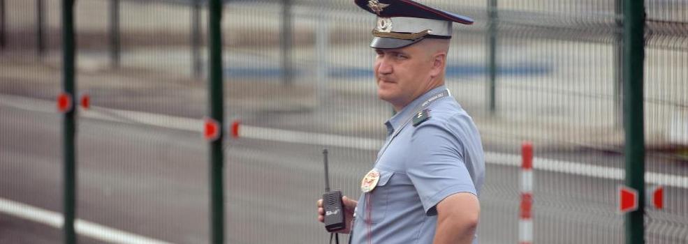 一名警察在APEC峰會(huì)會(huì)場(chǎng)入口關(guān)卡附近巡視