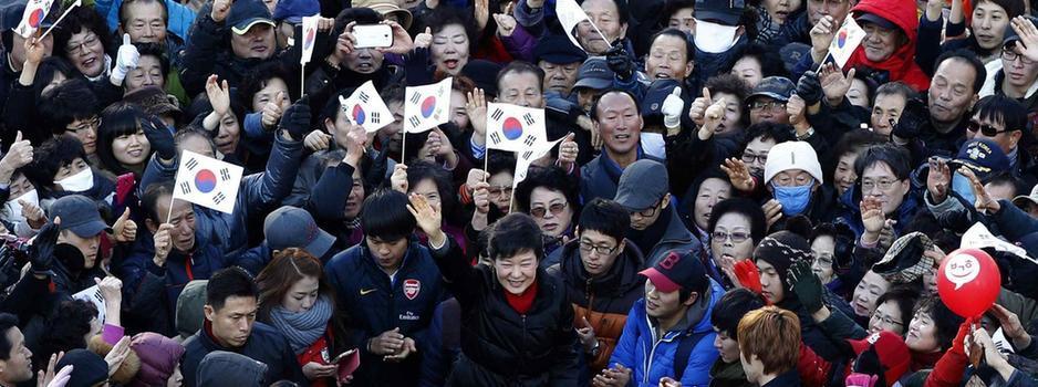 樸槿惠在向支持者揮手致意