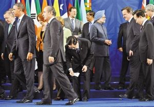 G20峰會胡錦濤細心撿起國旗貼紙(組圖)