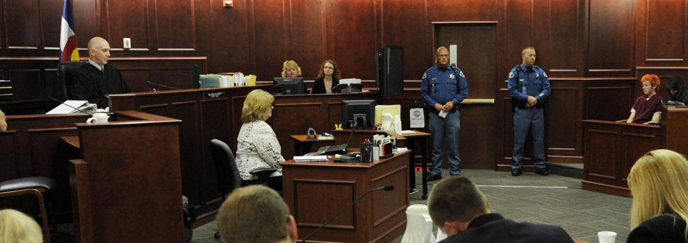 犯罪嫌疑人首次出庭受審