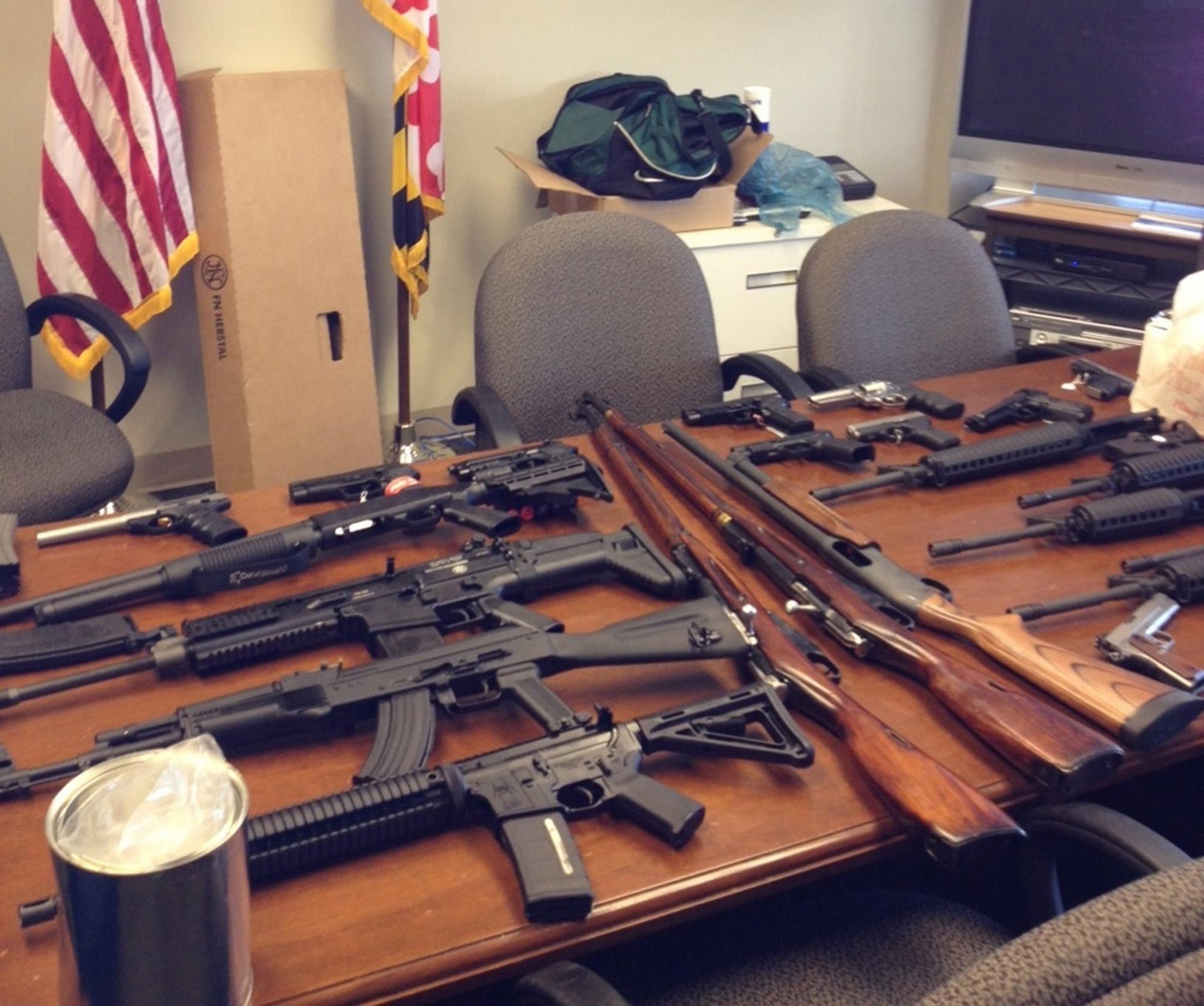 律師稱霍姆斯曾接受精神病治療 另一“小丑”因威脅殺同事被捕