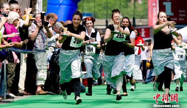 德國(guó)柏林舉辦侍者跑步比賽