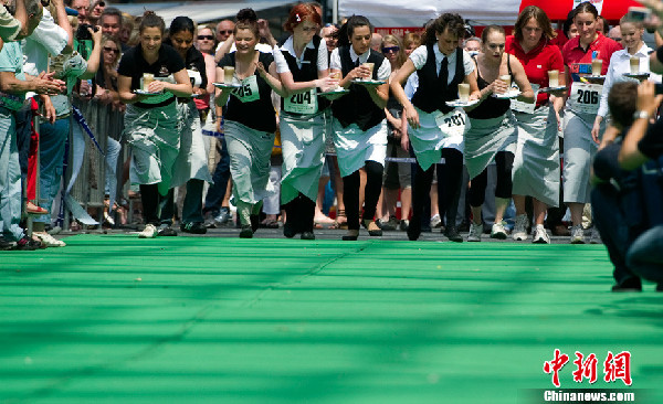 德國柏林舉辦侍者跑步比賽