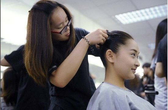 “夏季達(dá)沃斯”禮儀志愿者造型出爐(組圖)