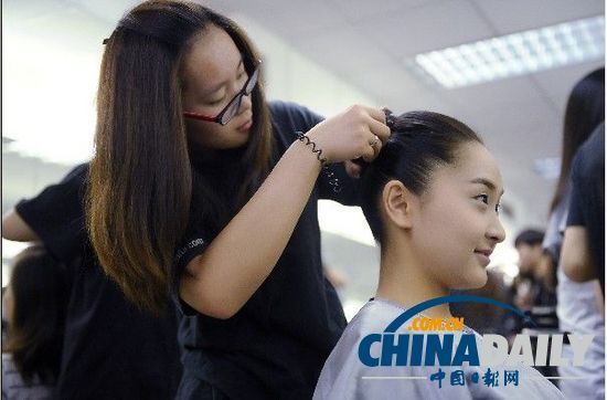 2013年夏季達沃斯論壇禮儀志愿者造型出爐(圖)