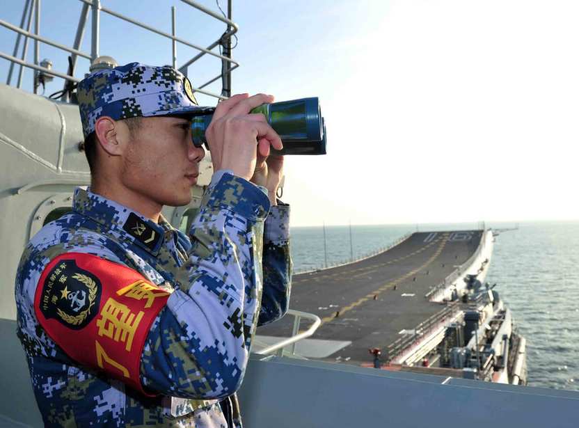 我國第一艘航空母艦遼寧艦首次靠泊三亞某軍港