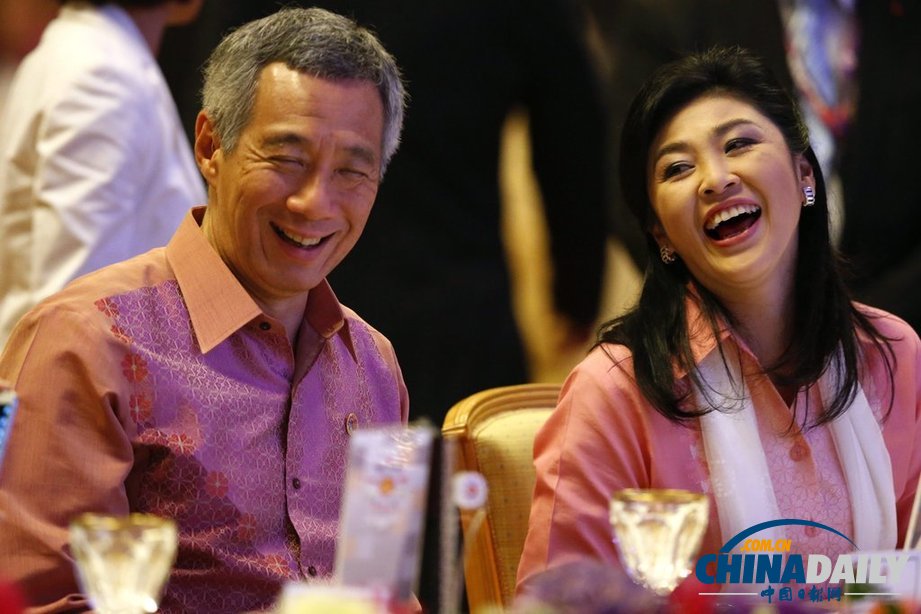 東盟峰會(huì)舉行歡慶晚宴 英拉搶鏡安倍黯然（組圖）