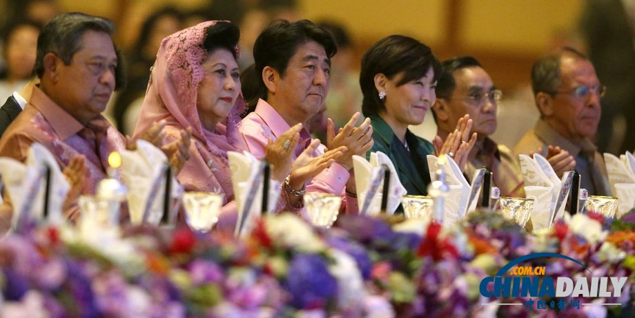 東盟峰會(huì)舉行歡慶晚宴 英拉搶鏡安倍黯然（組圖）