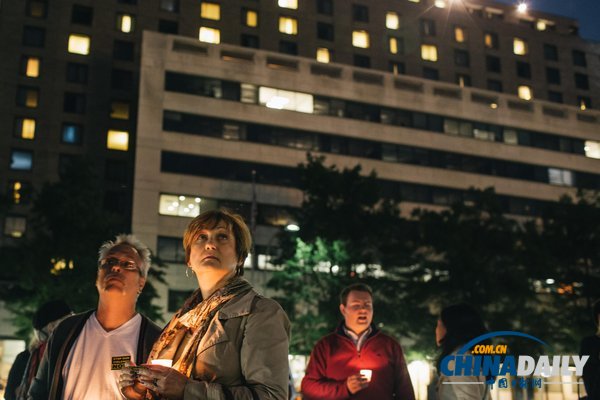 美民眾參加燭光守夜 紀(jì)念海軍司令部槍擊案受害者(組圖)